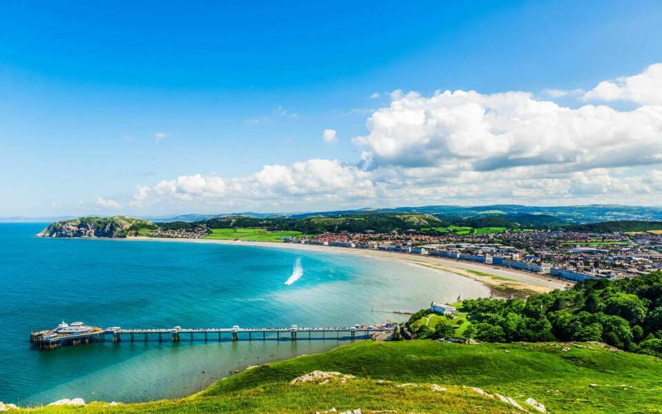 Beach Side Family Rest And Holiday Llandudno Exterior photo